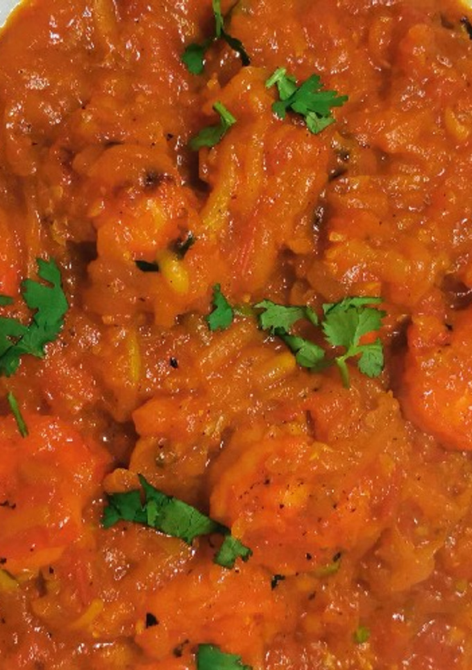 Una foto de Zucchini con camarones cocidos en salsa de tomate