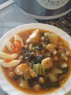 Una foto de Garbanzos con acelgas y bacalao