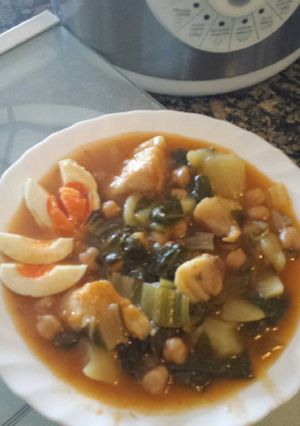 Una foto de Garbanzos con acelgas y bacalao