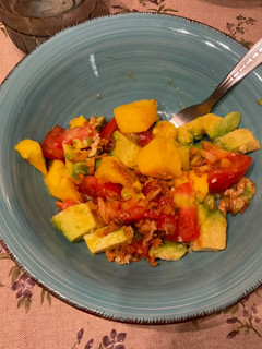 Una foto de Ensalada de aguacate, mango y tomate #weekendtrend