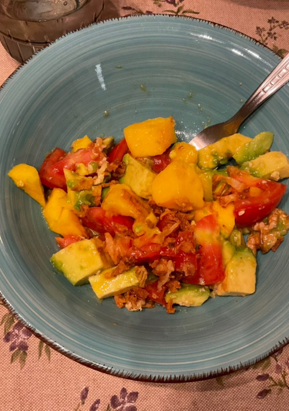 Una foto de Ensalada de aguacate, mango y tomate #weekendtrend