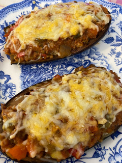Una foto de Berenjenas rellenas de carne y verduras