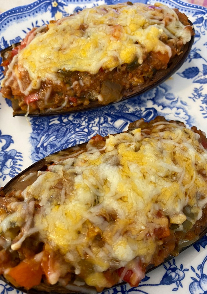 Una foto de Berenjenas rellenas de carne y verduras