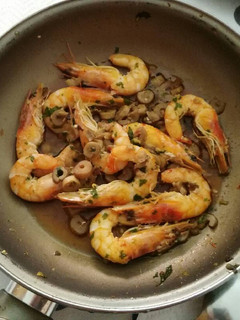 Una foto de Champiñones y langostinos