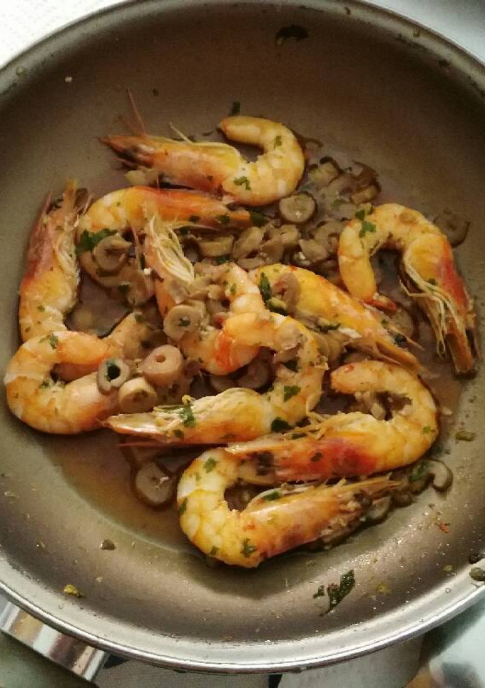 Una foto de Champiñones y langostinos