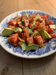 Una foto de Tomate trinchado con hueva ¡cenas de verano!