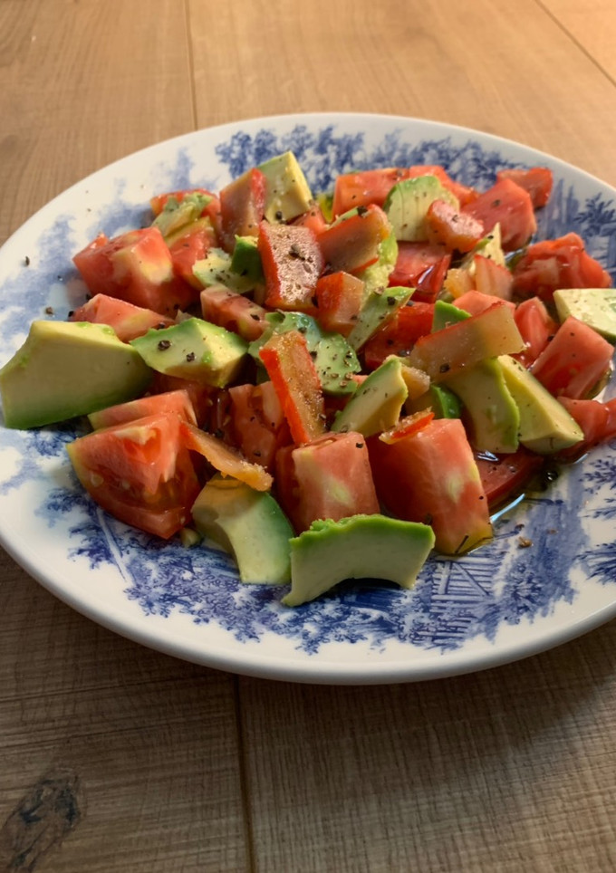 Una foto de Tomate trinchado con hueva ¡cenas de verano!