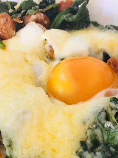 Una foto de Espinacas con huevo, chistorra y queso gratinado al horno