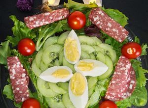 Une photo de Salade saucisson, concombre, tomates