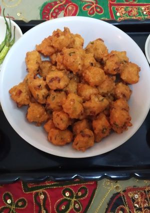 A picture of Moong dal ka bhajiya/moong dal vada.