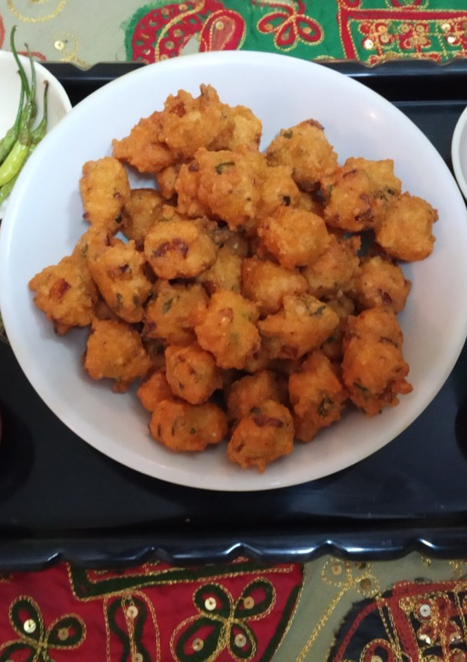 A picture of Moong dal ka bhajiya/moong dal vada.