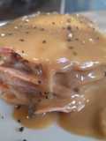 Milhojas ibérica con salsa de pimienta verde