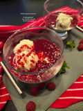Coupes glacées au coulis de framboises chaud