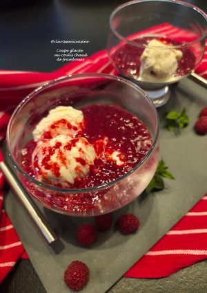 Une photo de Coupes glacées au coulis de framboises chaud