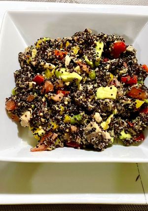 Una foto de Quinoa negra con jurel y verduras