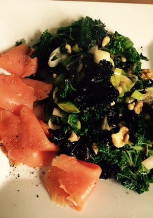 Une photo de Salade chaude au chou kale et aux poireaux avec saumon sauvage fumé