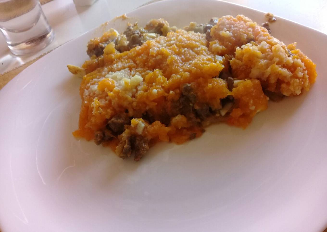 Pastel de calabaza y carne cortada a cuchillo
