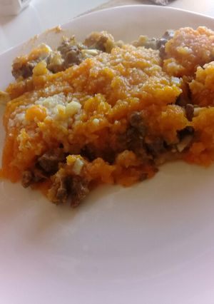 Una foto de Pastel de calabaza y carne cortada a cuchillo