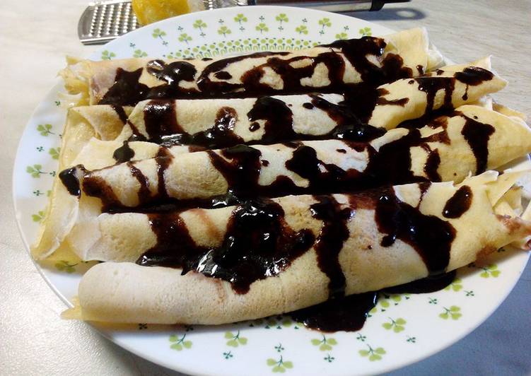 Rumos dióval töltött palacsinta-csoki öntettel