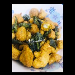 Kaju pakodas / cashew nut fritters A picture of Kaju pakodas / cashew nut fritters.