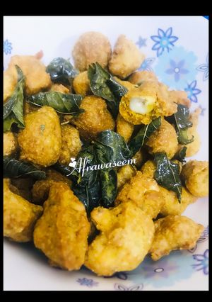 A picture of Kaju pakodas / cashew nut fritters.
