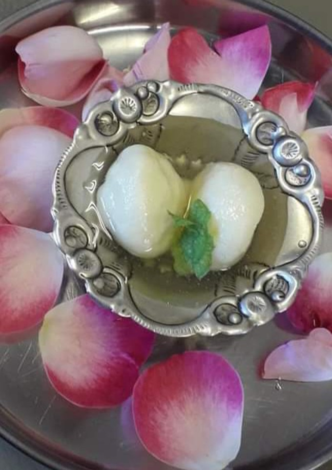 A picture of Soft rasgulla (paneer).