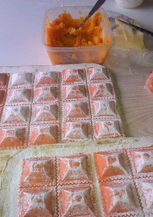 Una foto de Panzottis de calabaza y queso fresco
