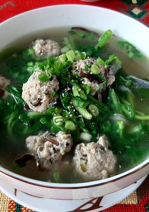 Hình của món Canh cải cúc nấu thịt viên.