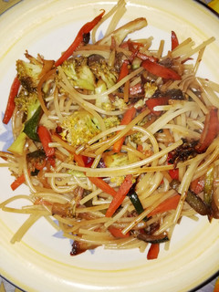 Una foto de Verduras Salteadas con Fideos