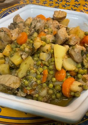 Une photo de Poulet aux carottes, panais, petits pois et pommes de terre