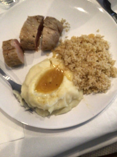 Una foto de Solomillo de cerdo a la naranja con quinoa