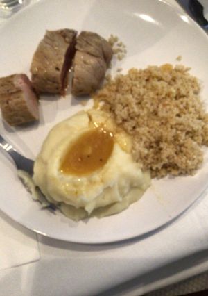 Una foto de Solomillo de cerdo a la naranja con quinoa