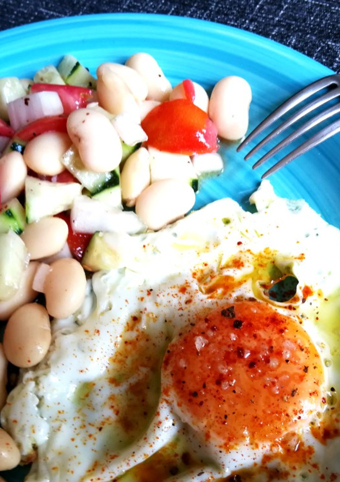 Una foto de Huevo frito con ensalada de judiones y verdura de la huerta