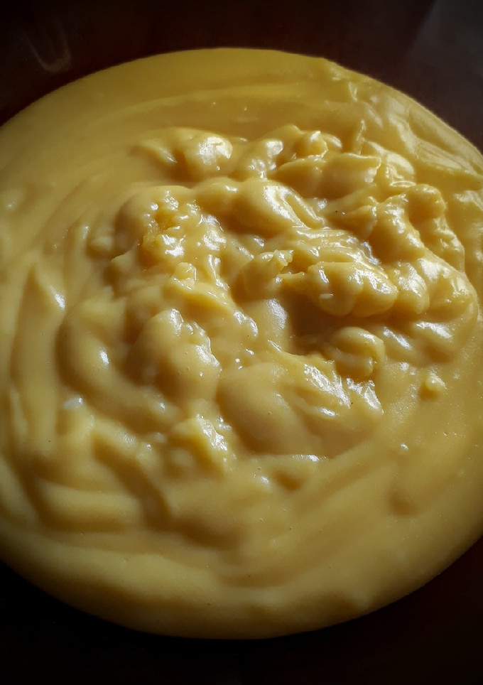 Una foto de Crema pastelera fácil para relleno o decoración 😋💛