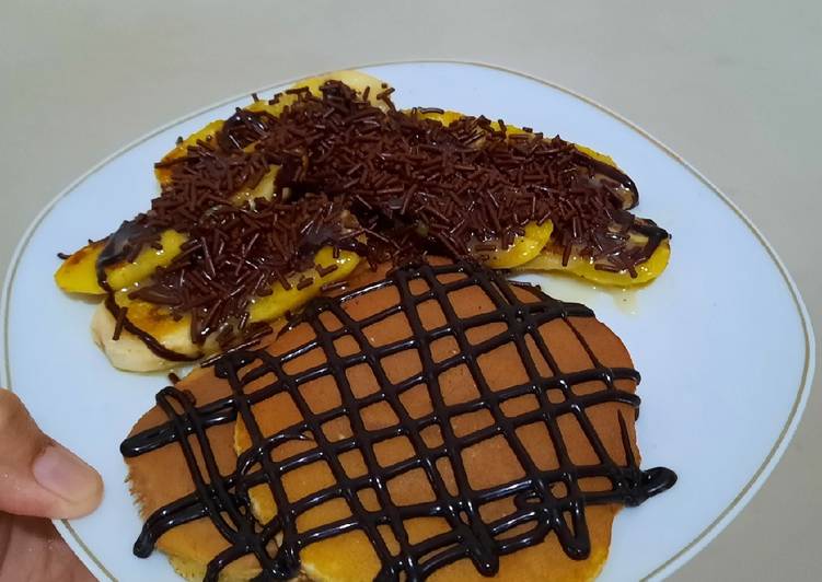 Langkah Mudah untuk Menyiapkan Pancake Madu + Pisang Cokelat Anti Gagal