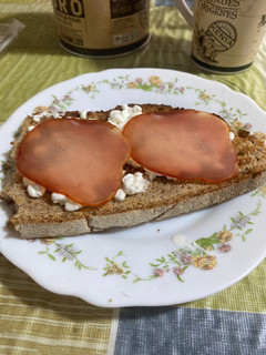 Una foto de Tosta de queso Cottage y lomo embuchado