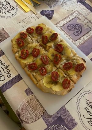 Foto di Pinsa gourmet chips di patate e pomodorini caramellati