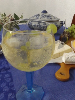 Una foto de Cóctel de ginebra, champagne y licor de flores de saúco