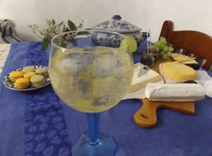 Foto principal de Cóctel de ginebra, champagne y licor de flores de saúco