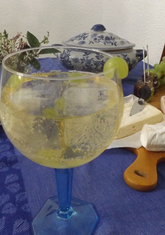 Una foto de Cóctel de ginebra, champagne y licor de flores de saúco