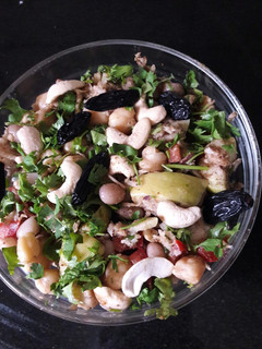 છોલે ચણા અને પીનટ્સ સલાડ (Chole Chana & Peanuts Salad Recipe In Gujarati) રેસીપી મુખ્ય ફોટો