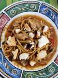 Pastas variadas con muslos de pollo