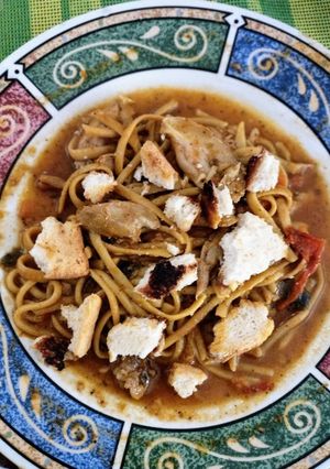 Una foto de Pastas variadas con muslos de pollo