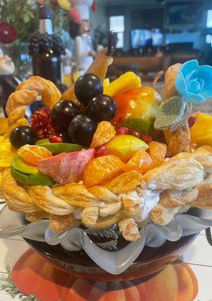 Hình của món Fruit basket tart and roses.