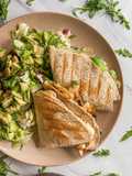 Quesadillas de pollo y aguacate con cebolla