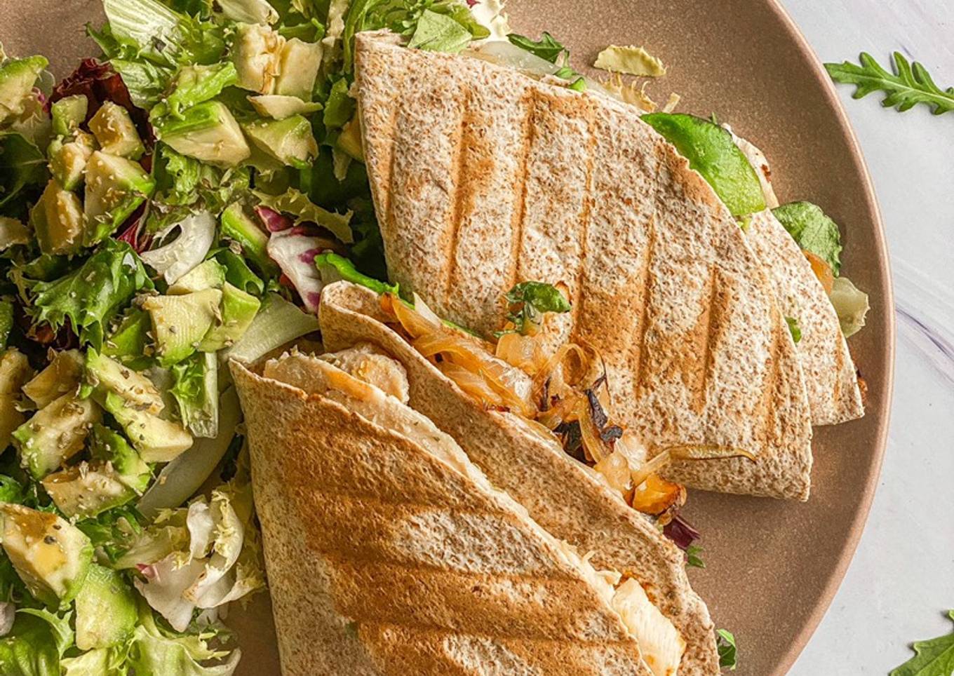 Quesadillas de pollo y aguacate con cebolla