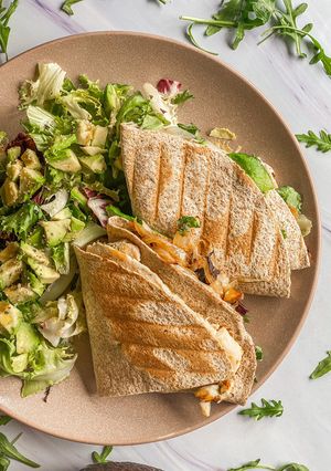 Una foto de Quesadillas de pollo y aguacate con cebolla