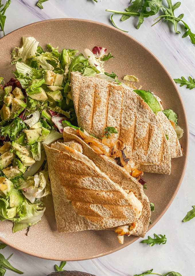 Una foto de Quesadillas de pollo y aguacate con cebolla