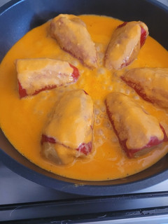 Una foto de Pimientos del piquillo rellenos de bacalao y con mi salsa