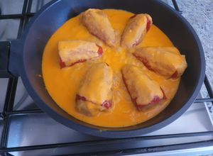 Una foto de Pimientos del piquillo rellenos de bacalao y con mi salsa